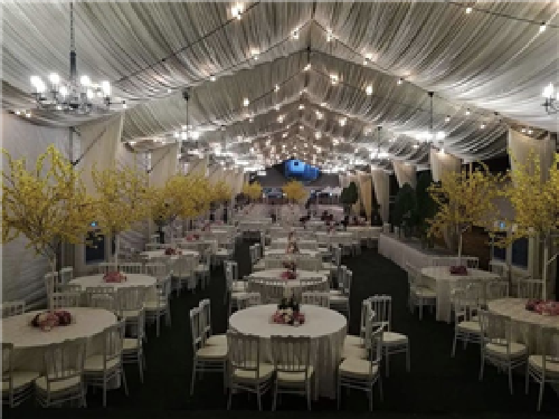 Tente de restaurant adaptée aux fêtes et repas en plein air