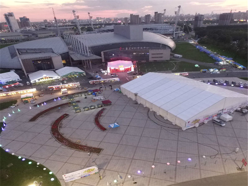 Открытый большой выставочный шатер