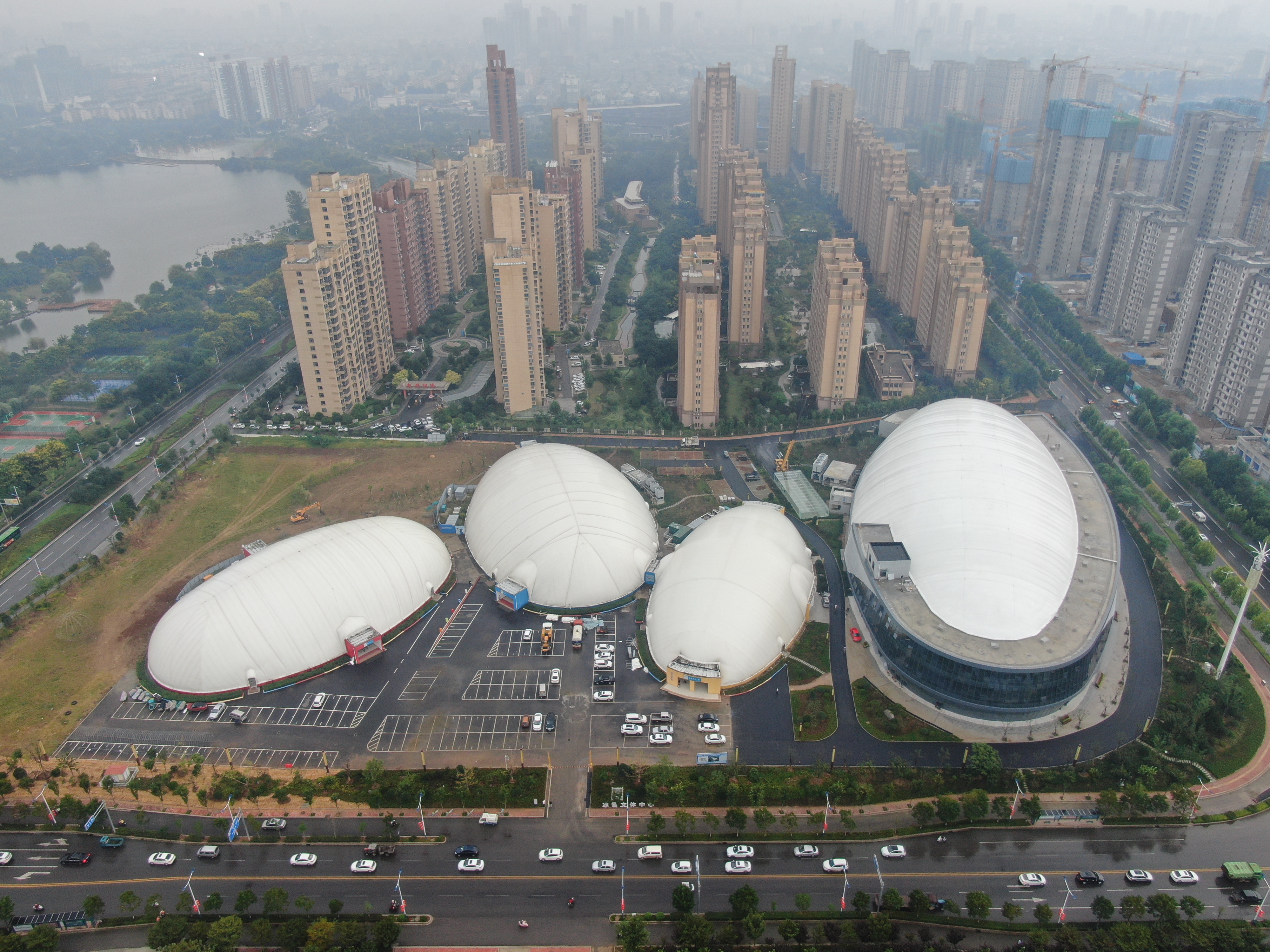 Visite aérienne du complexe sportif moderne Air Dome de la ville