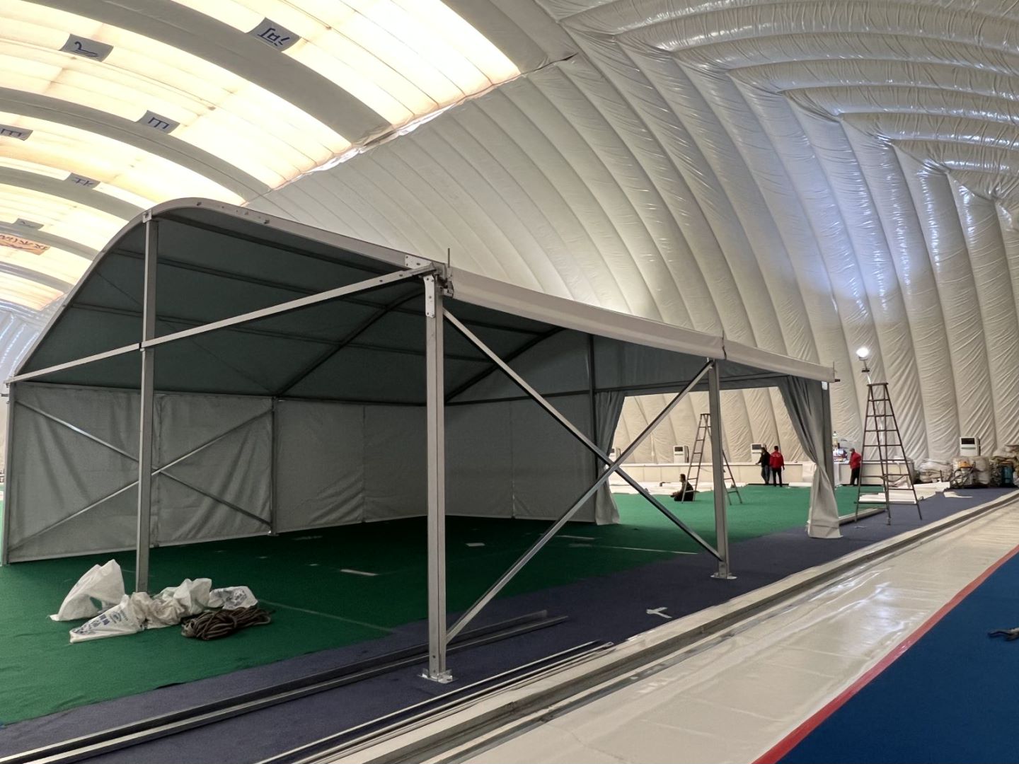 La merveille hivernale de Shenyang : le dôme d'air de GAOSHAN TENT : un atelier colossal pour la fabrication de tentes à courbes de précision
