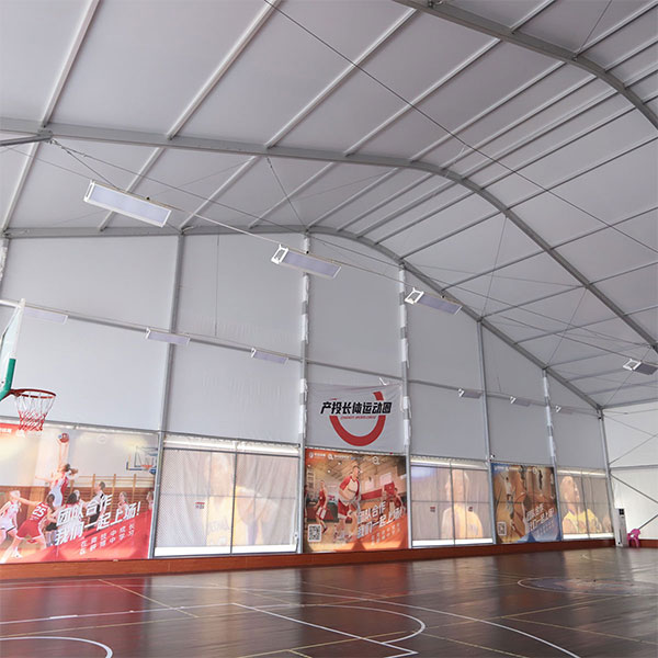 Les meilleures solutions de tentes pour les clubs sportifs polyvalents et les centres d'entraînement