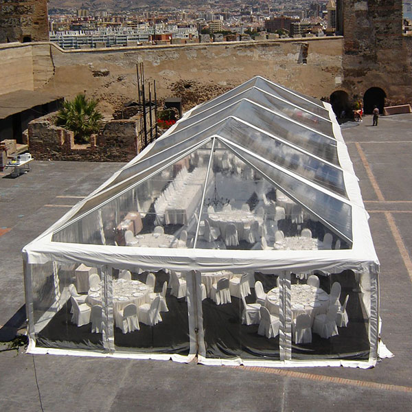 壁のない結婚式：屋外テントで魔法のようなひとときを演出