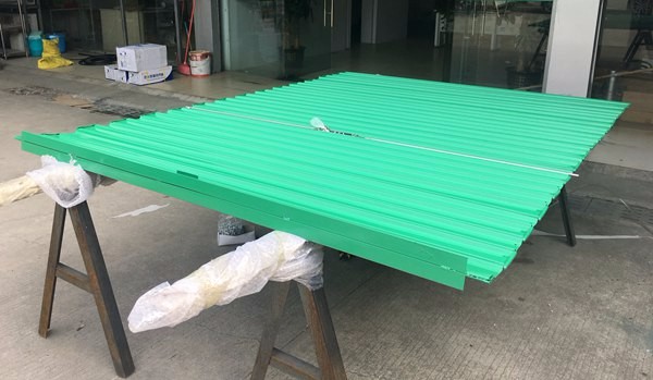Wykonane na zamówienie rolety stalowe w kolorze zielonym dla afrykańskiego klienta