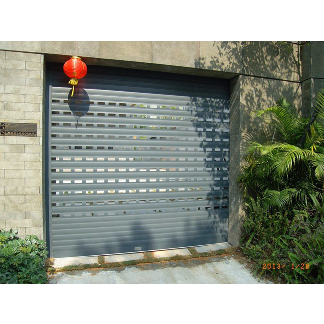 Puerta de garaje con persiana enrollable de aluminio
