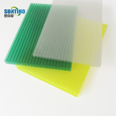 Feuille creuse en polycarbonate transparent pour toiture