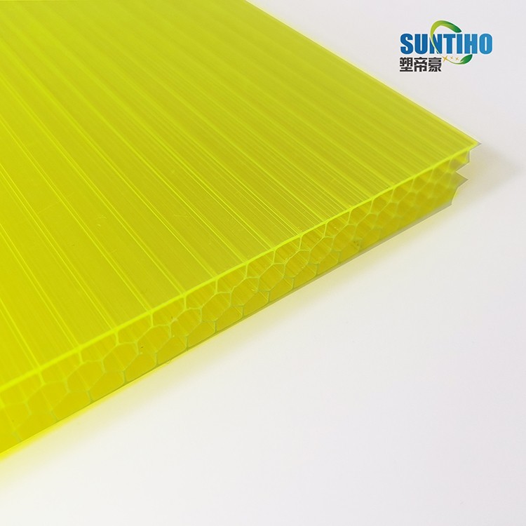 Prozorna polikarbonatna votla plošča za strešne kritine