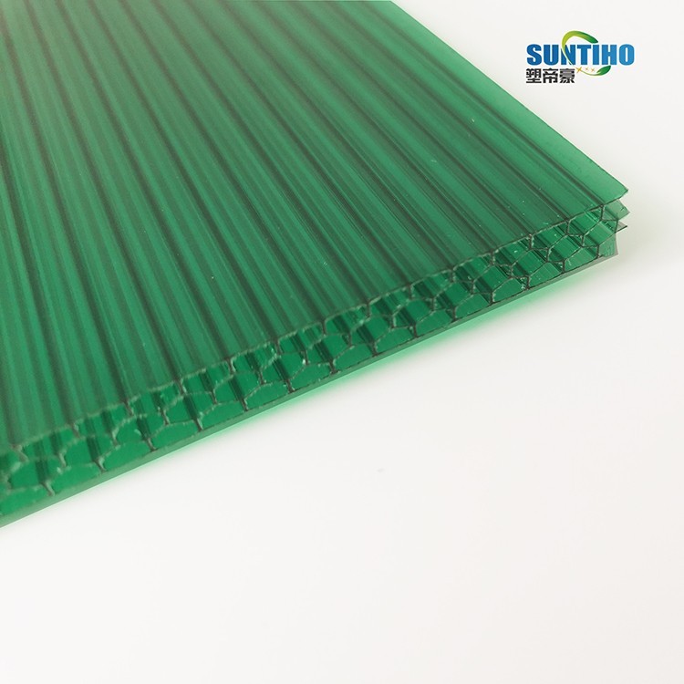 Prozorna polikarbonatna votla plošča za strešne kritine