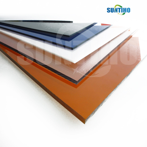 L'installation de la plaque en polycarbonate nécessite une attention particulière