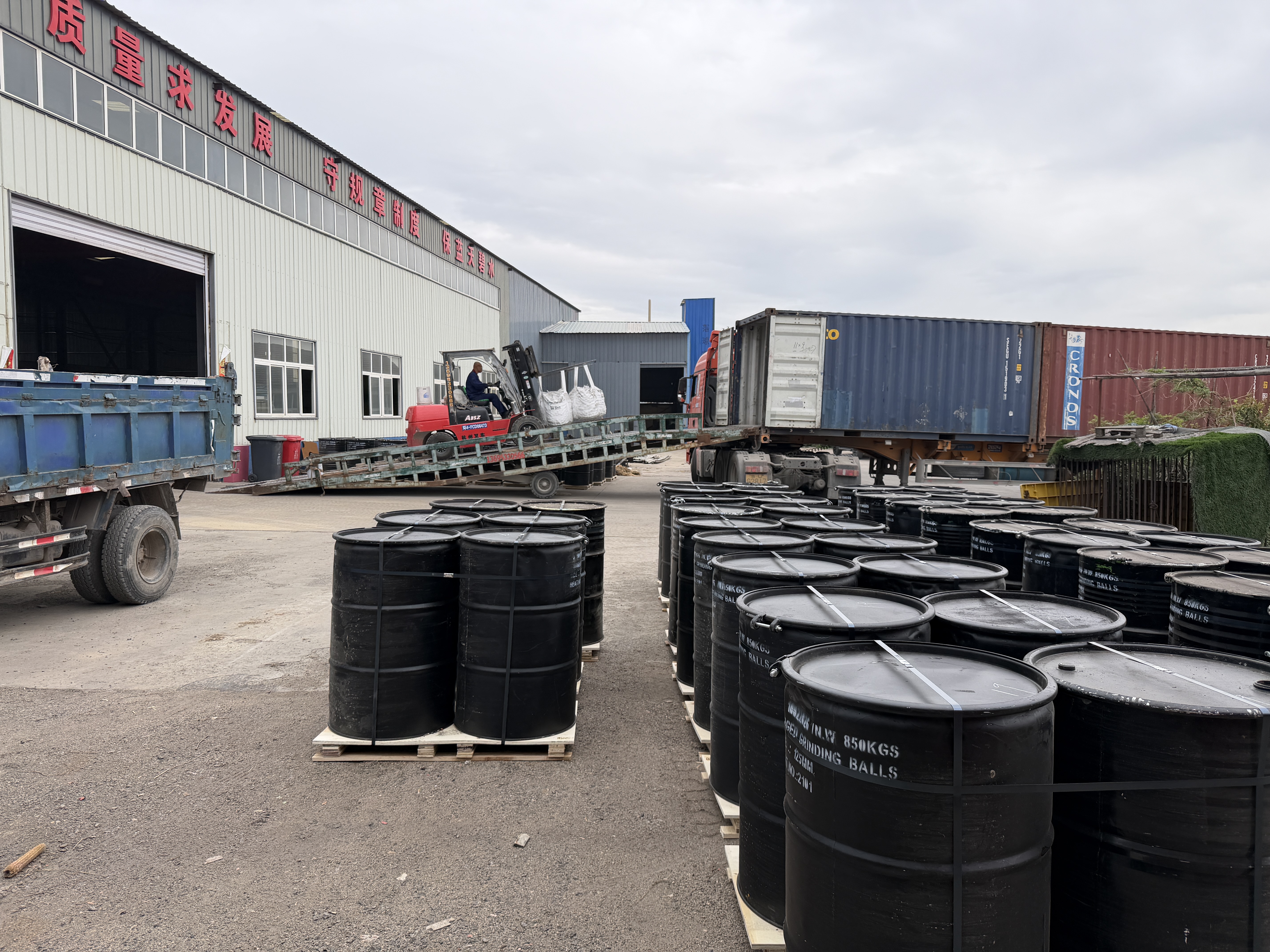 Steel ball-assisted mining high-efficiency wear-resistant solution