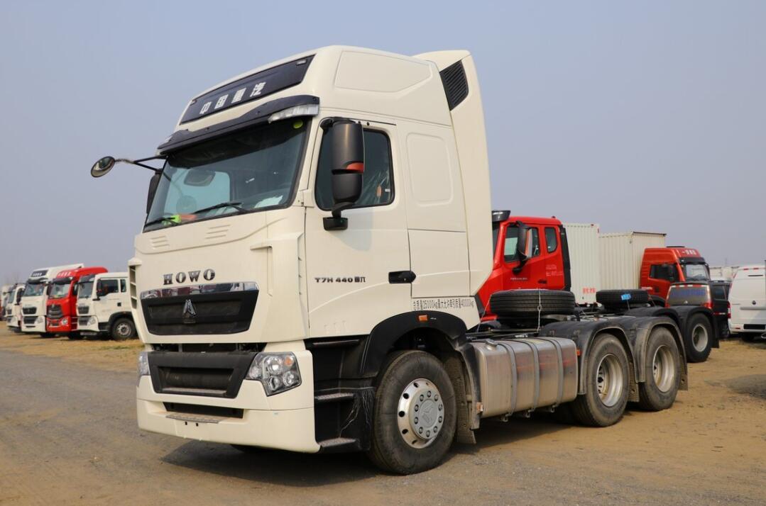 HOWO CNG T7H tractor truck