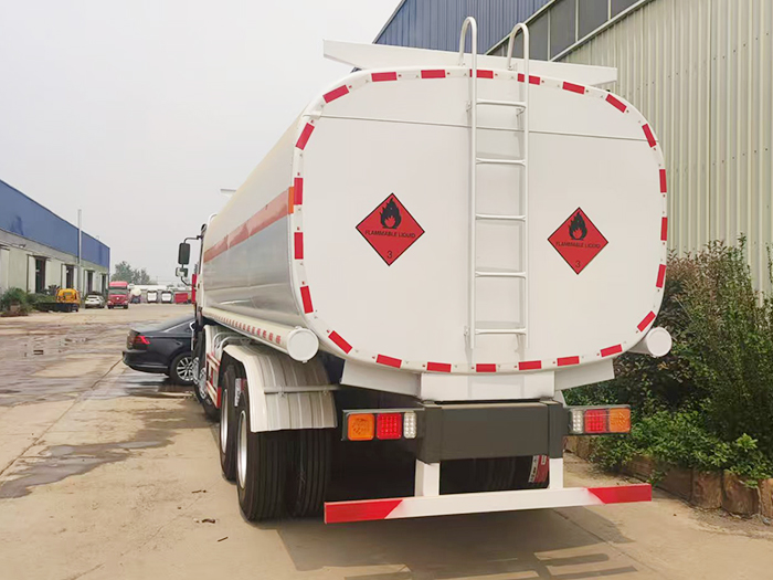 Howo 12 Wheeler Oil Tanker Truck