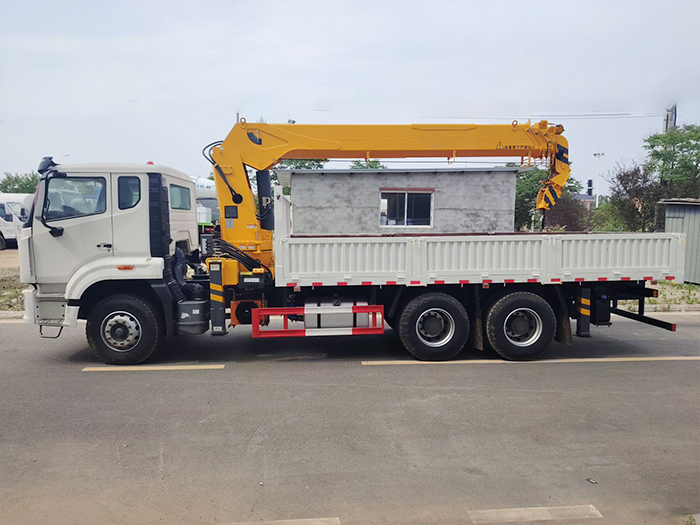Howo Nx Cargo Truck With Crane