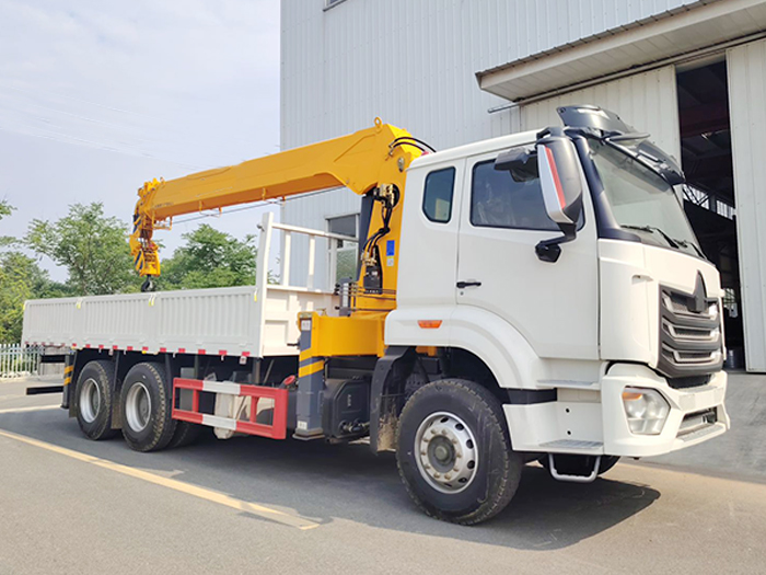Howo Nx Cargo Truck With Crane