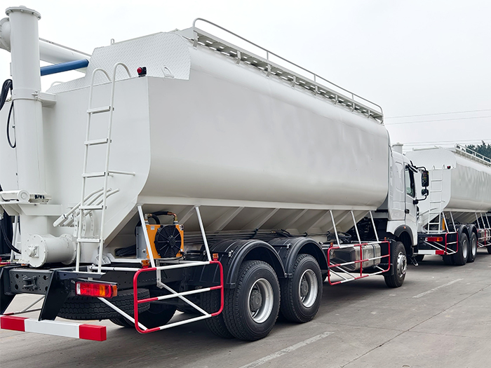 Howo Bulk Feed Cargo Truck