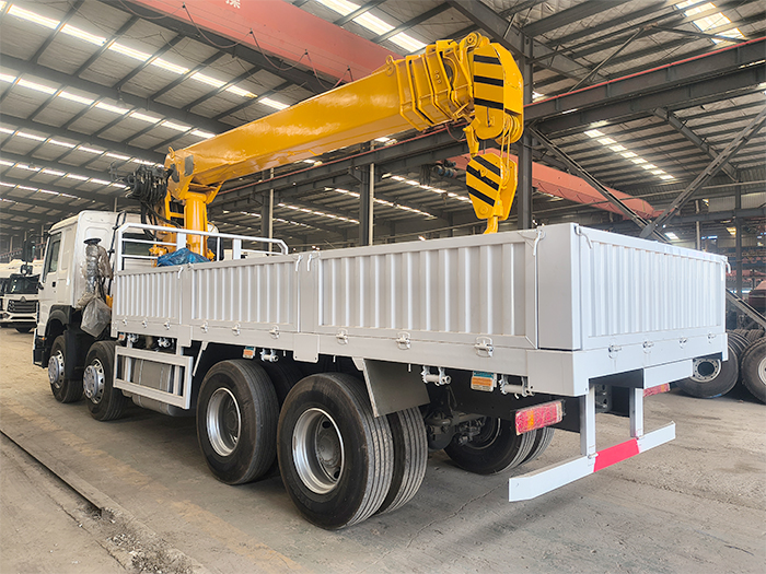 HOWO 375 Truck XCMG Straight Boom Crane