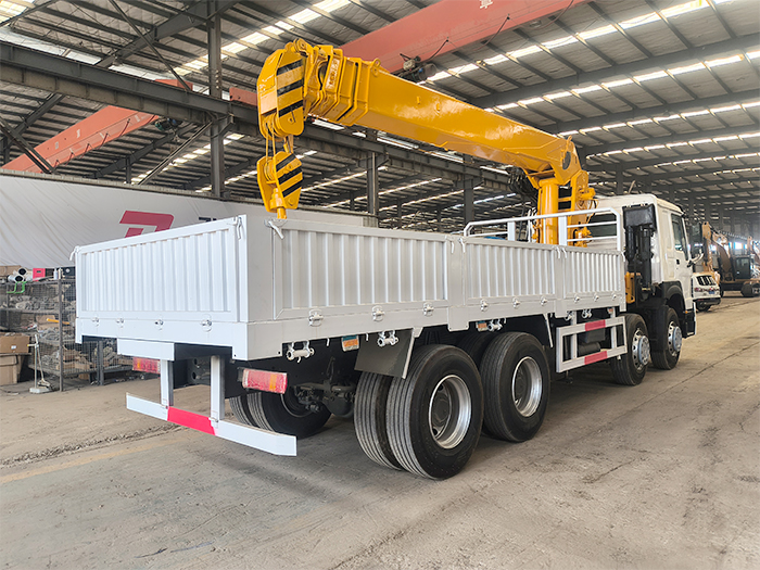 HOWO 375 Truck XCMG Straight Boom Crane