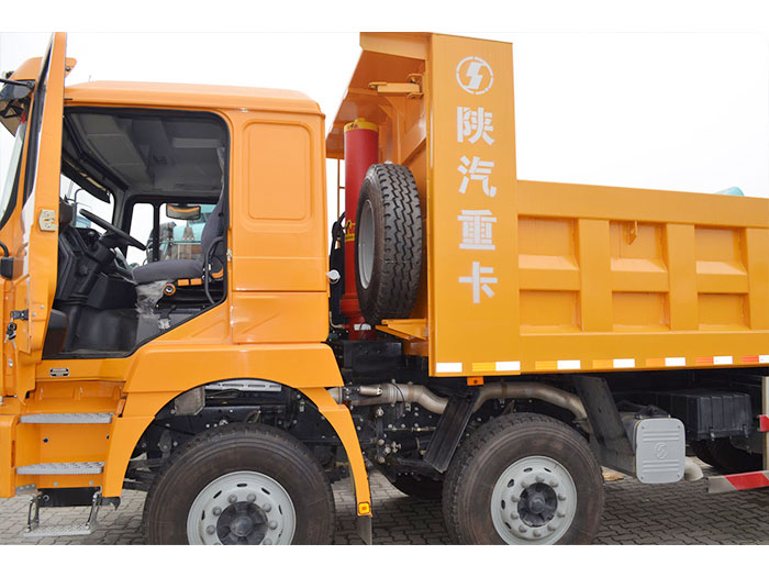 SHACMAN F3000 dump truck for bauxite transport