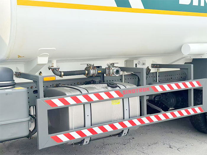 Sinotruk heavy-duty water tanker