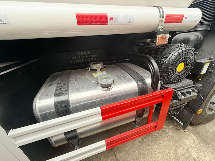 Shacman 340hp diesel tanker truck