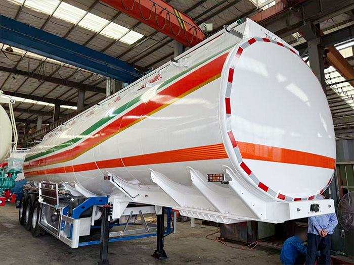 Lightweight Aluminum 45,000 L Fuel Tanker Semi-Trailer