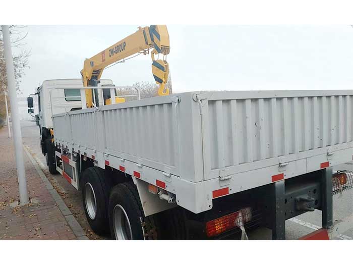 Construction transport truck Heavy-duty crane truck