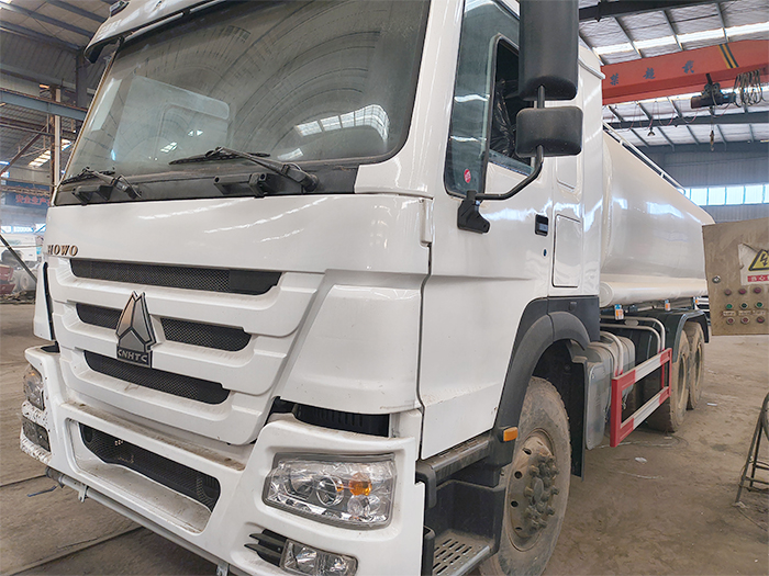 HOWO heavy duty water tanker
