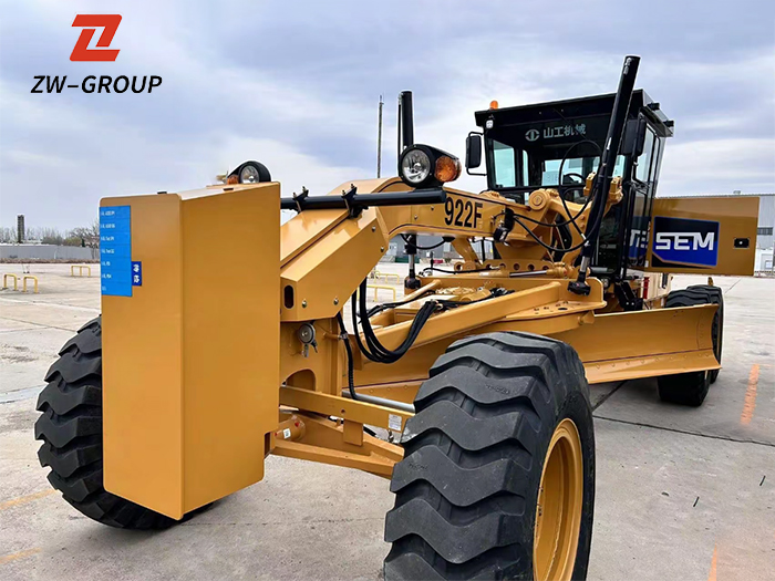 Brand new SEM 922F grader with powerful engine