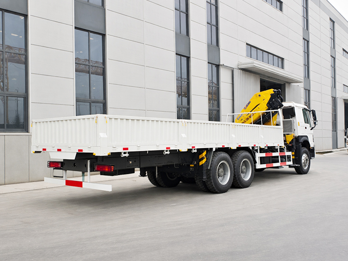 Heavy-duty cargo truck