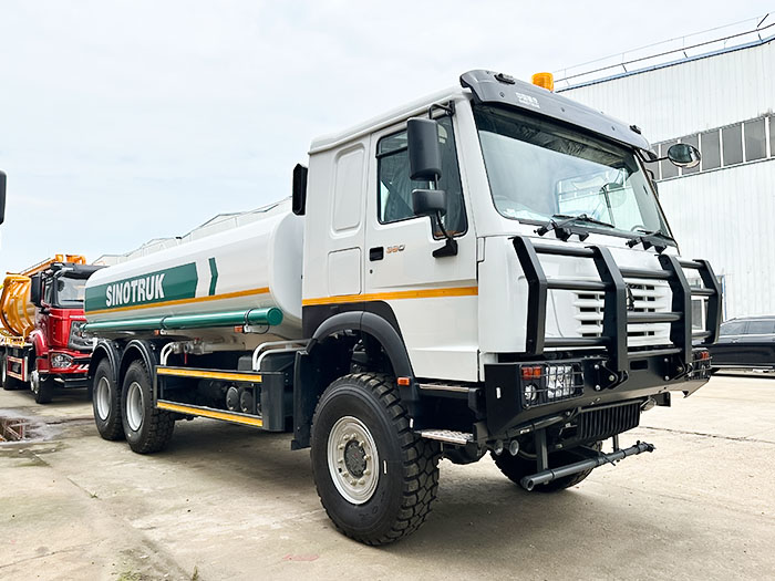 Brand new sinotruk howo 380hp 6x4 water sprinkler truck