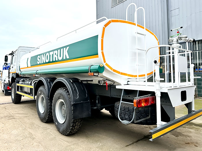 Brand new sinotruk howo 380hp 6x4 water sprinkler truck