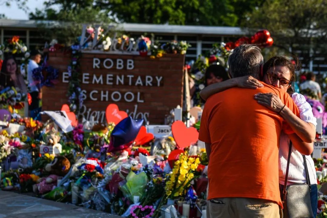 Dallas school district required students to carry clear or mesh backpacks to class