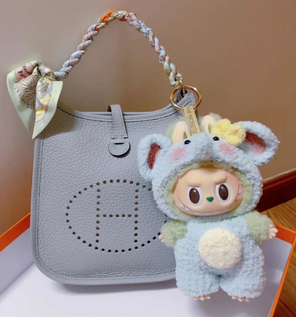 Fenômeno do charme Labubu: decifrando a evolução viral do acessório de bolsa, de brinquedo de arte underground a tendência icônica