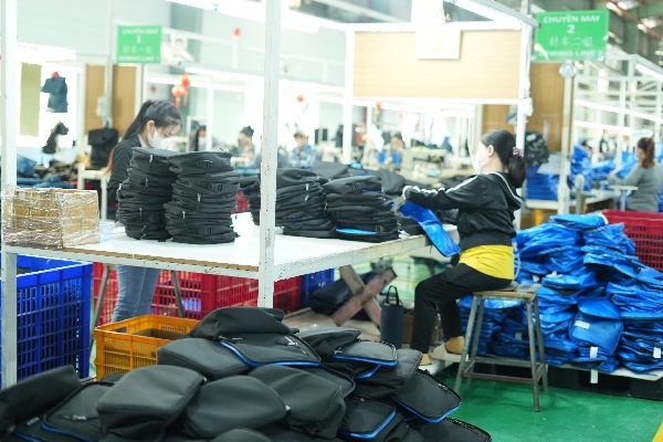 Trung Quốc so với Việt Nam: Cơ sở sản xuất nào phù hợp cho sản xuất túi xách của bạn?
