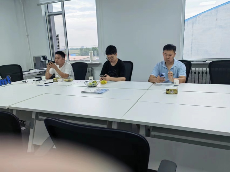 The customer came to our company for a meeting to discuss the details of the product！