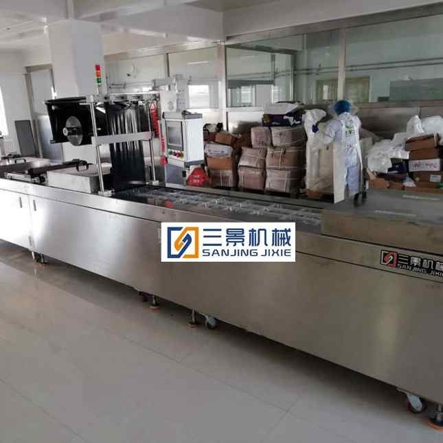 Vakuumverpackungsmaschine zum Thermoformen von Rindfleisch