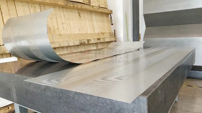 Metal leveling machine