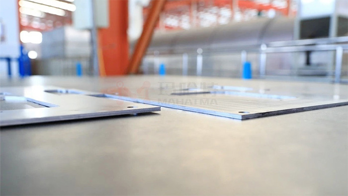 Metal material leveler