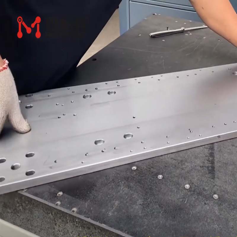Ang malaking pagpoproseso ng aluminum plate ay nangangailangan ng leveling machine upang alisin ang stress