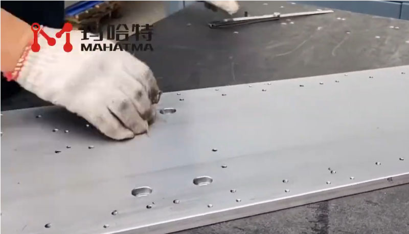 Sheet metal leveling machine