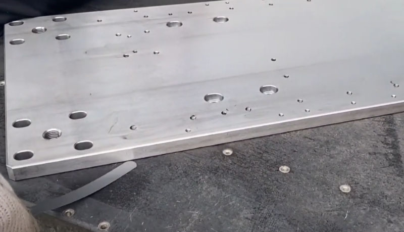 Sheet metal leveling machine