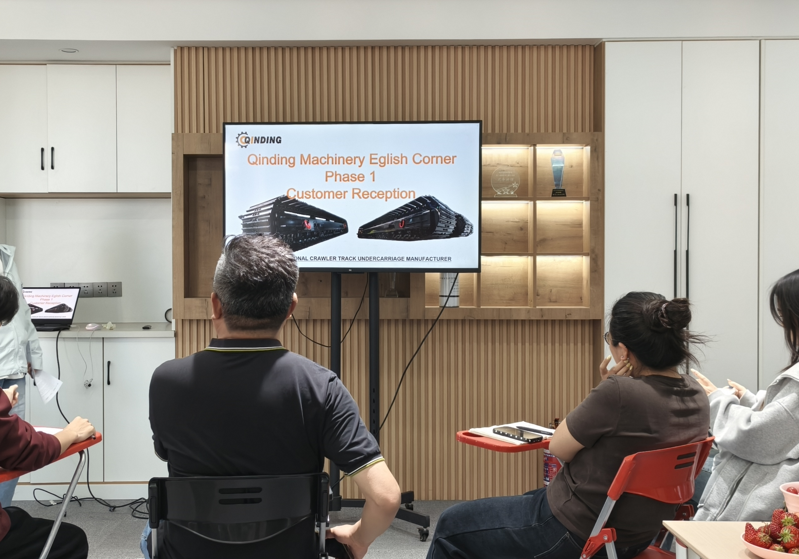 Qinding Machinery Holds "Customer Reception" Themed English Corner