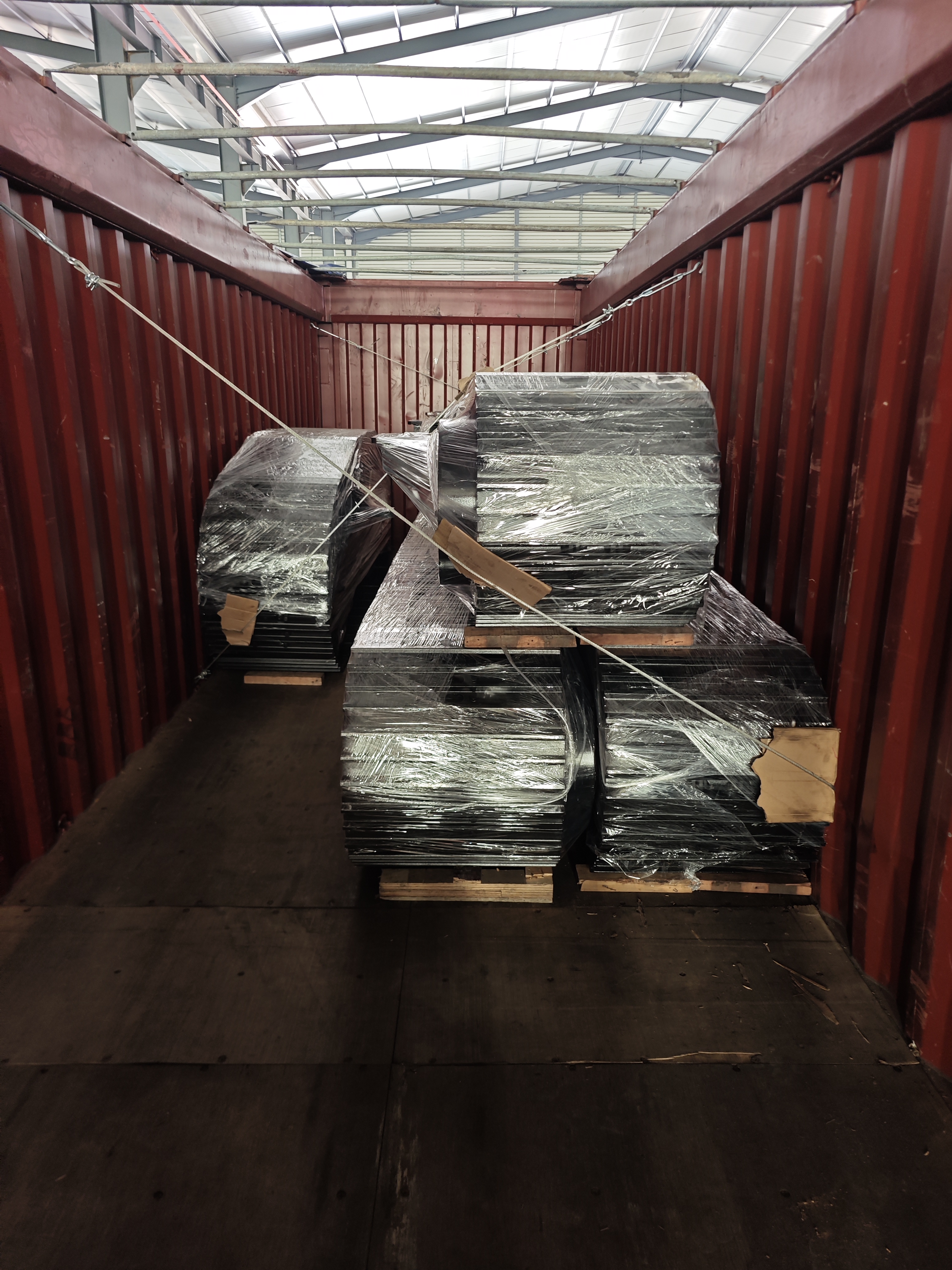 Qinding Machinery successfully dispatched a 27-ton steel-made tracked chassis