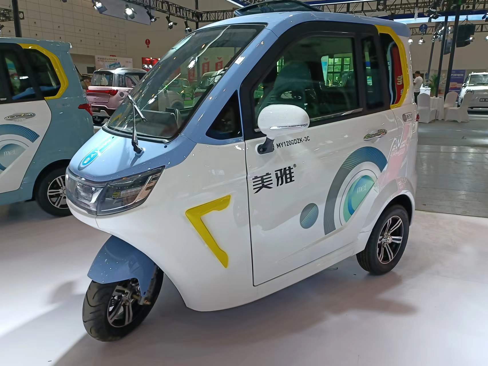 2023 three-wheel fully enclosed electric vehicle carries three people