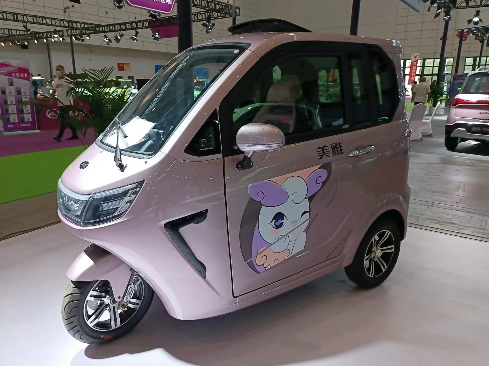 2023 three-wheel fully enclosed electric vehicle carries three people