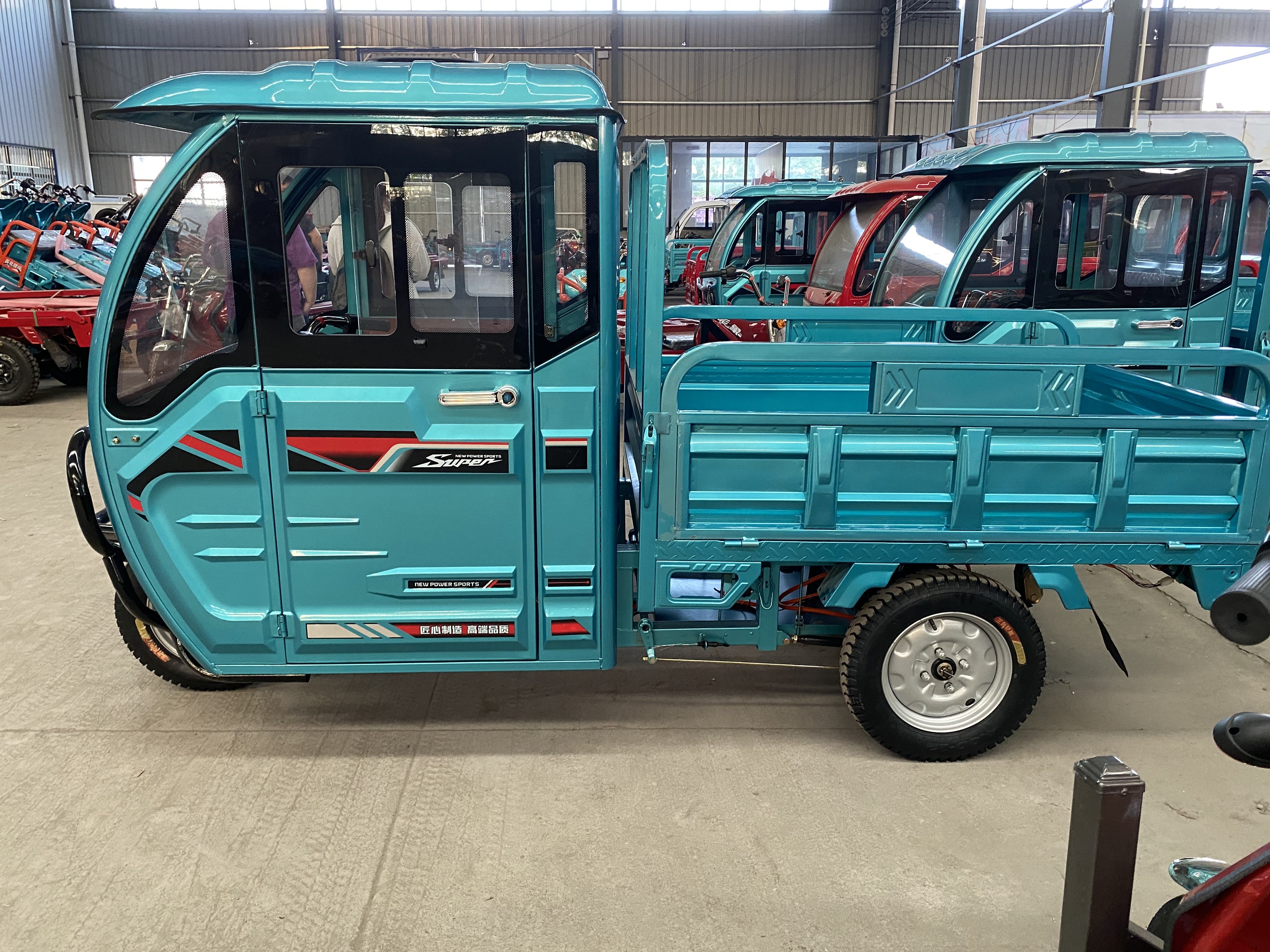 Китай Грузовой электрический трехколесный грузовик с чистой электрической грузоподъемностью, производитель