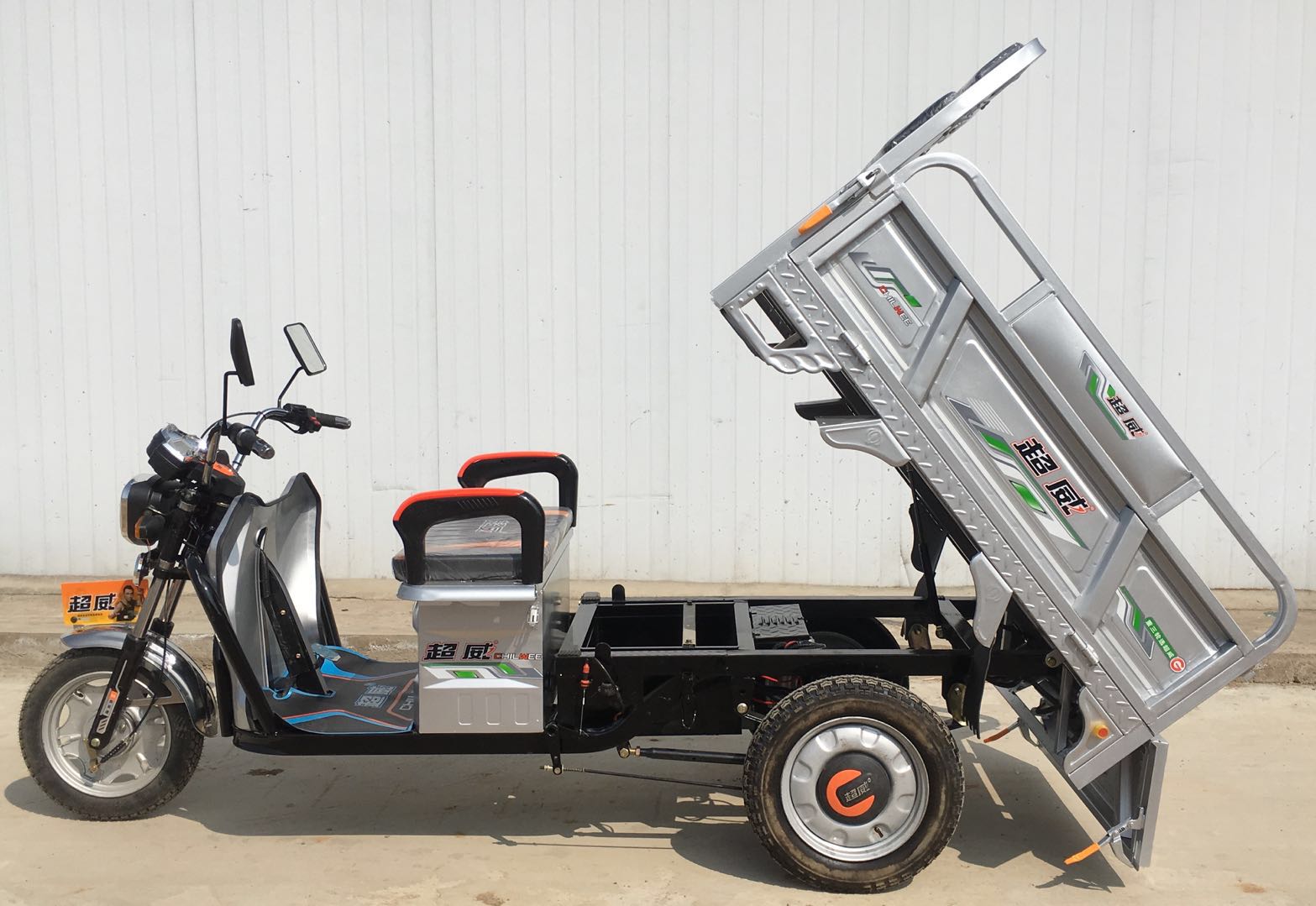 Electric tricycle suitable for pulling crops