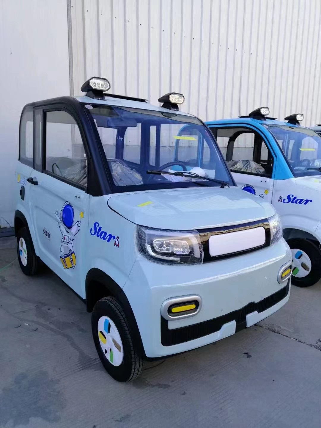 Closed two-wheel electric vehicle