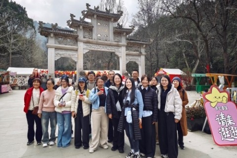 Feliz Dia Internacional da Mulher com uma caminhada na primavera!
