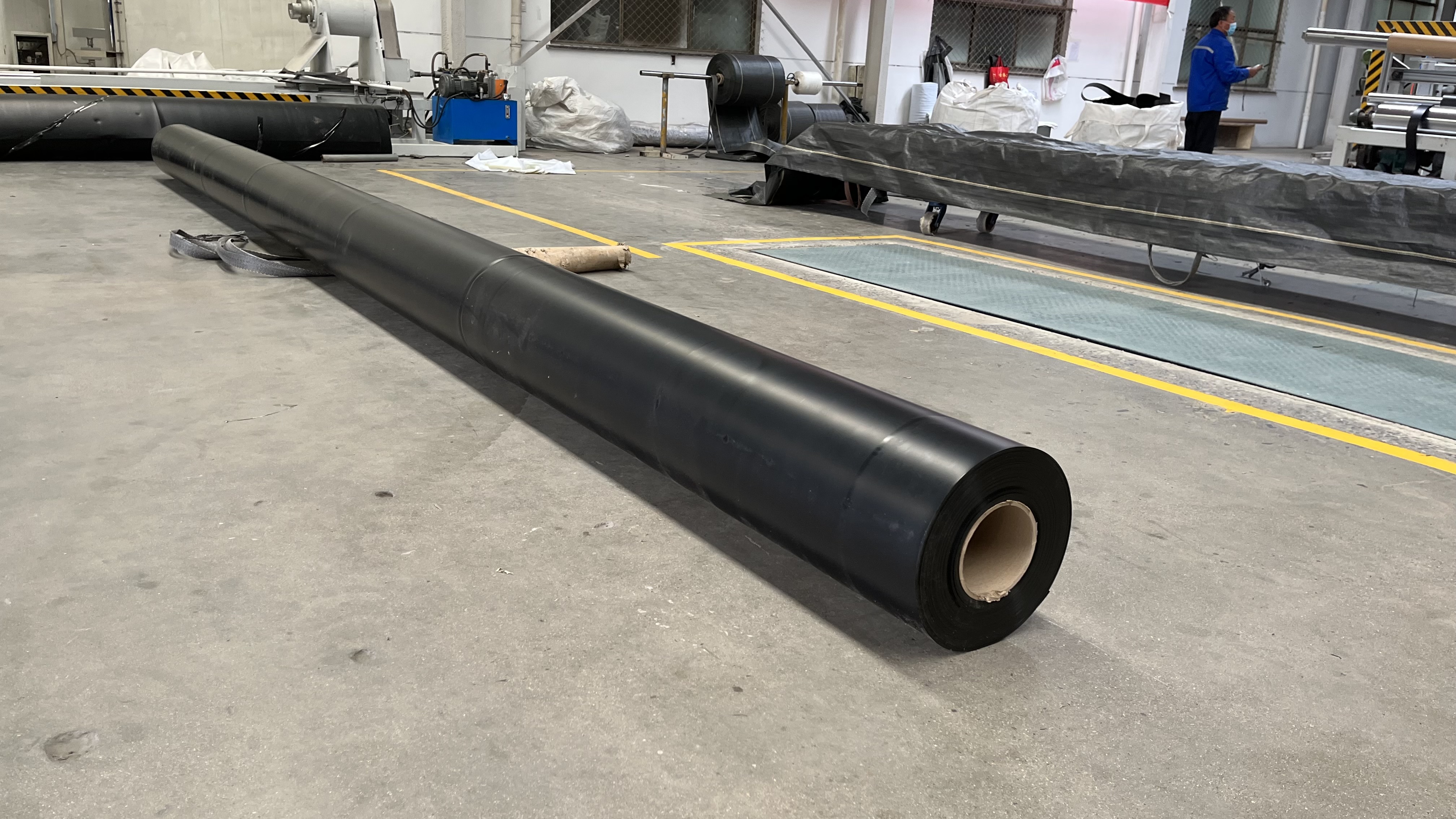 ​How to choose the width of HDPE geomembrane