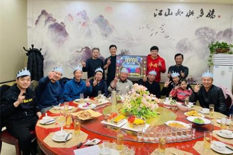 私たちは家族です-GWは従業員のための誕生日パーティーを祝いました
